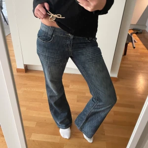 Lågmidjade jeans - Skitnajs raka lågmidjade jeans i en najs blå färg med lite variationer, från Clockhouse! 🎉❤️ Midjemått 40 innerbenslängd 82💛🙌Finns massa mer i min profil!