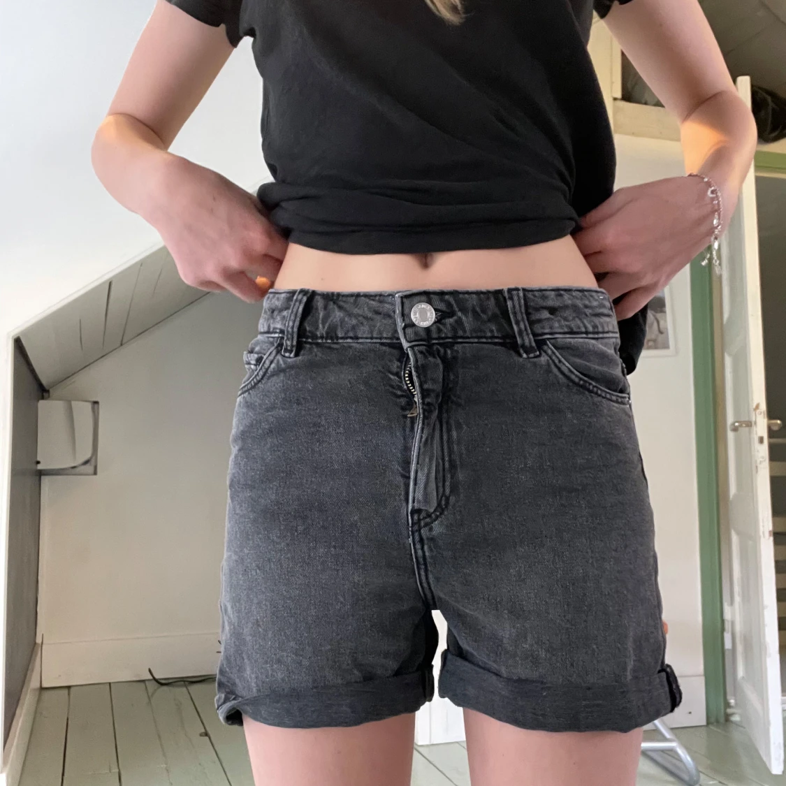 Svarta jeansshorts med uppvik