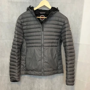 Colmar jacka - Riktigt skön colmar jacka i storlek S. Riktigt fint skick. Modellen är 185.