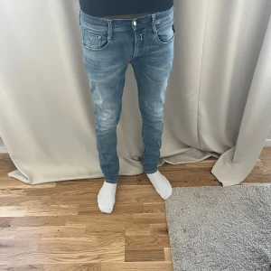 Replay Anbass Hyperflex W32 - Säljer ett par riktigt feta slimfit Replay Anbass Hyperflex i waist 32 och längd 32. Skriv vid minsta fråga!🙌