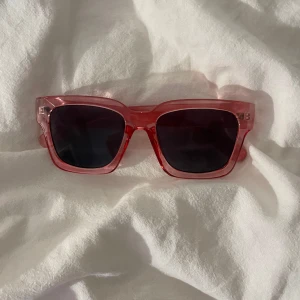 Solglasögon  - Säljer ett par solglasögon från ur & Penn som är aldrig använda💕