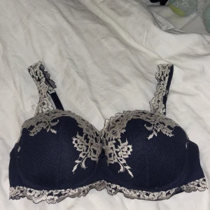 mörkblå intimissimi bh - Supersnygg mörkblå intimissimi bh, kommer ej till användning. Lappen är bortklippt men storleken är 75D