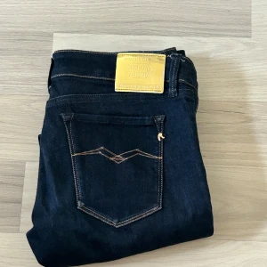 Mörkblå replay jeans - Mörkblå replay jeans med guldiga detaljer | skick 9/10 inga defekter | Storlek W29/L30 | Nypris 1800kr | kom gärna med bud om du inte är nöjd med fasta priset | hör av dig vid frågor eller funderingar 🙌