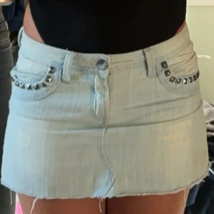 Jeanskjol med nitar - Jättefin ljusblå jeanskjol köpt på vinted!