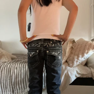 Miss Me svarta jeans med strassdetaljer - Svarta jeans från Miss Me med vita kontrastsömmar och snygga strassdetaljer på bakfickorna. Lågmidjad. Är tyvärr för stora för mig. Köpta för 1599 andvänt 4 gånger max. Inbensmått: 80cm  midjemått:39,5 X2.  Skulle Järna träffas priset kan diskuteras lite🫶🏼💞