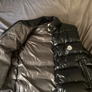 Moncler tibet väst - Västen är i mkt fint skick inga hål eller sömmar som saknas osv endast använd ett fåtal gånger tags och orginal påse finns kvar. Väldigt bekväm och varm väst