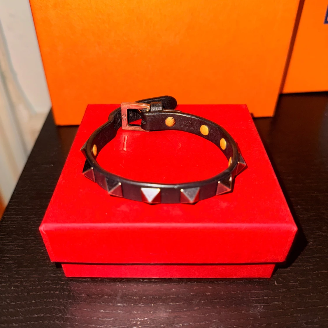 Valentino Garavani svart läderarmband