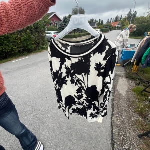 Svartvit blommig tröja från InWear - KÖPT FÖR 350kr ORGINAL/NY = cirka600kr Säljer en svartvit långärmad tröja från InWear med stort blommigt mönster. Tröjan har rund hals med randig ribbad kant och en loose passform. Perfekt för dig som gillar grafiska prints och vill sticka ut lite extra.