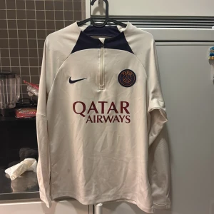 Psg tröja - Storlek S. Har några fläckar, går säkert att ta bort.  