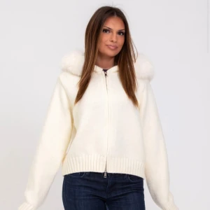 Vit stickad hoodie med pälsdetalj - Superfin vit stickad hoodie med dragkedja och fluffig pälsdetalj på huvan. Tröjan har långa ärmar, breda muddar och en lite croppad passform. Perfekt för kalla dagar när du vill vara både mysig och snygg. Använd 2 gånger. Som helt ny 