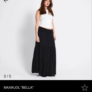 Långkjol svart - Snygg svart långkjol ifrån lager 157. Använd under en konsert så den är i nytt skick. Säljer på grund av att den inte passar.