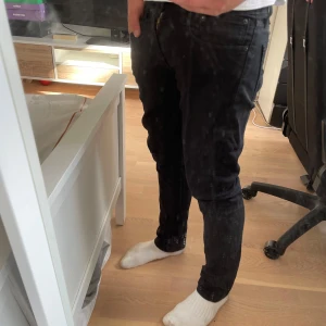 Svarta Levi's 511 jeans slim fit - Svarta Levi's 511 jeans med slim fit och klassisk femficksdesign. Nypris: 1100kr. Har andvänt relativt mycket så därför förståbara priset, kan självklart diskuteras❤️