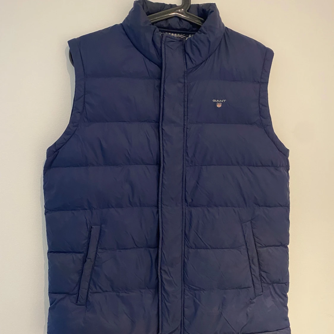 Mörkblå dunväst från GANT