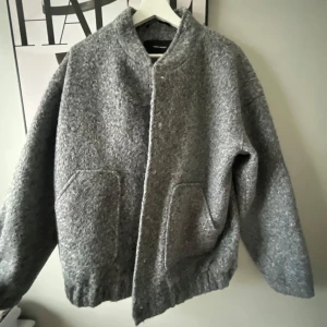 Grå jacka - Supersnygg trendig bomberjacka liknande från Vero Moda, endast använd en gång