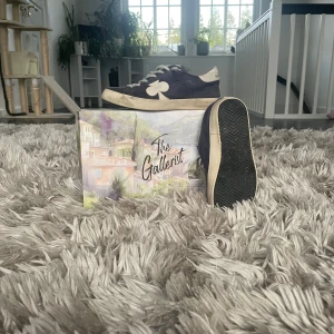 The Gallerist mörkblå sneakers - Mörkblå sneakers från The Gallerist. Stl 38 passar 39. Kom gärna med frågor eller om du vill ha andra bilder⚜️