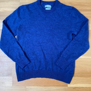 Blå merinoulltröja från These Glory Days - Säljer en stilren blå tröja från These Glory Days i mjuk och exklusiv merinoull |  Den är storlek M men  den har krympt | Dom passar dig som är 165-175 ~ Bara att skriva vid frågor!