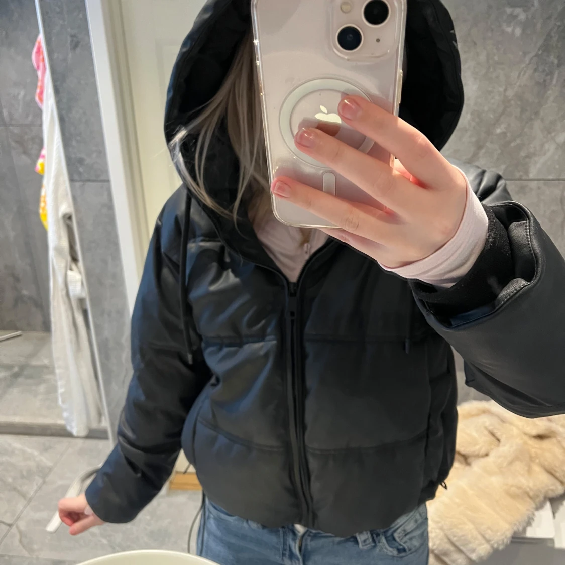 Svart pufferjacka med huva - 1