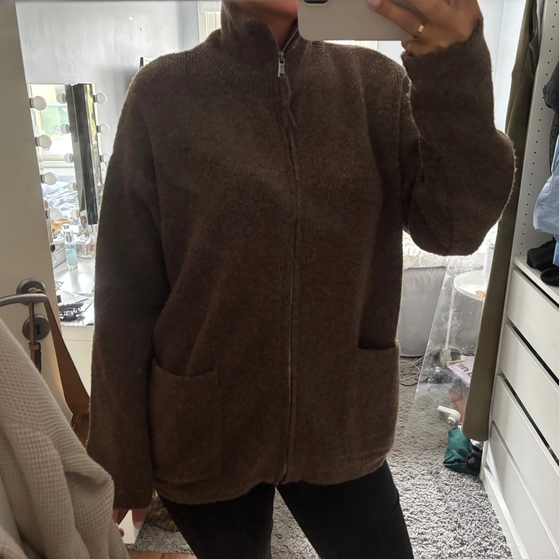 Brun stickad kofta med dragkedja