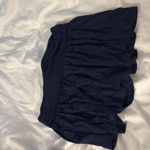 Mörkblå volangkjol i bomull - Supersöt mörkblå minikjol med volanger och bred midja. Kjolen är gjord i mjuk bomull och har en flowy, avslappnad look. Passar dig som vill ha en enkel men snygg kjol till sommaren.❤️❤️❤️ 