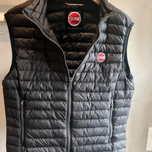 Svart dunväst från Colmar - Snygg svart dunväst från Colmar. Ny 1900 fint skick inga hål hör av er vid frågor. 