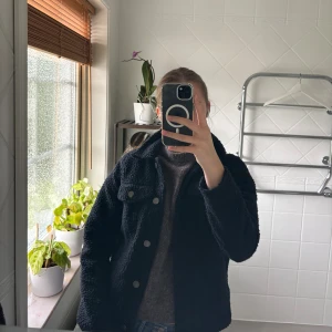 Svart jacka från Hollister XS/S - Säljer min svarta jacka från hollister, passar perfekt nu till hösten. Ordinarie storleken är xs men funkar som S också. Pris kan diskuteras! 💕