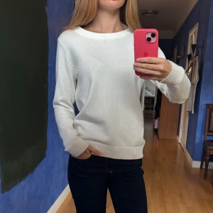 Vit stickad tröja med rund hals - Stilren vit stickad tröja, jätte mjuk och skön! Inga noppror 🥰