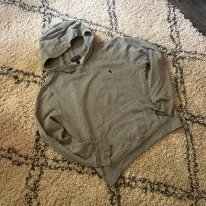 Ralp lauren hoodie - Tja! Säljer en riktigt stil ren hoodie från märket ”Ralp Lauren” I strl 14-16years men passar lätt nån som har strl S! I skicket 8/10! Hör av er om ni skulle ha några funderingar! Kan gå ner i pris vid snabb affär!Mvh Dennis🙌