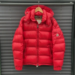 Moncler Maya - Säljer nu min röda Moncler Maya vinterjacka i storlek: 3 // Skick 8/10 // nfc finns med //      finns nån små skada kolla bild 4 men inget man ser i verkligheten men annars i väldigt bra skick // äkthetscertifikat medföljer // bara komma dm vid frågor eller funderingar!!!