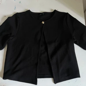 svart tröja/övertröja - En svart tröja/övertröja från gina tricot i storlek S. Använd typ 1 gång. Väldigt stilren men kan ändå användas i vardagen.