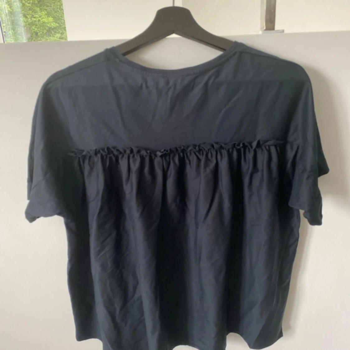 Marinblå blus med rynk från COS - 1