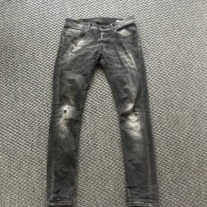 Dondup Limited editon  - Säljer nu dessa extremt unika och eftertraktade dondup ritchie jeans i en limiterad upplaga! Inga hål går rakt igenom och slitningarna osv är gjorda av en textilkonstnär! Nypris är 4400 kr och de är i nyskick😁🙌 Skriv vid funderingar📲