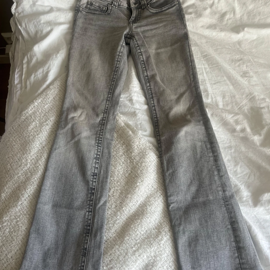 Grå bootcut jeans med fickdetaljer
