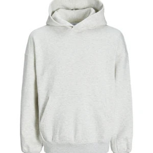 Ljusgrå hoodie från Jack & Jones - Säljer en stilren ljusgrå hoodie från Jack & Jones. Tröjan har en klassisk huva, stor magficka och ribbade muddar vid ärmslut och nederkant. Perfekt för chill dagar eller när du vill ha en enkel och snygg look. Materialet är mjuk bomull med insida i fleece.