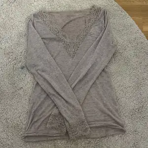 Supersnygg beige långärmad topp från Intimissimi i mjuk ull och kashmir. V-ringad med fina spetsdetaljer både vid halsringningen och ärmsluten. Perfekt för dig som gillar en feminin och stilren look. Köptes för 700kr och säljs för 550 kr ( pris kan diskuteras )