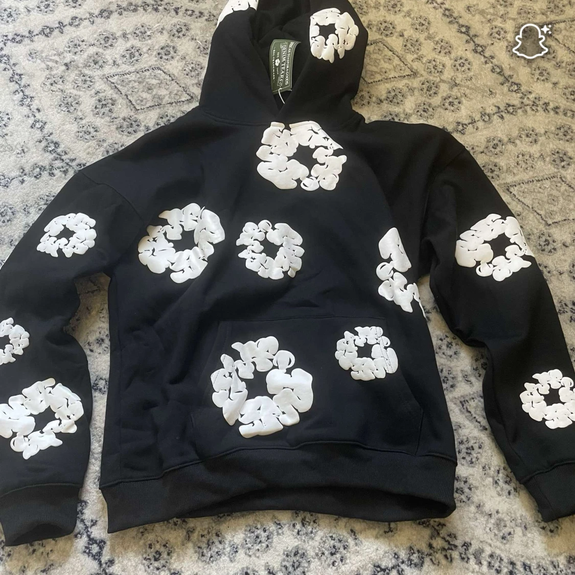 Svart hoodie från Denim Tears med blommor