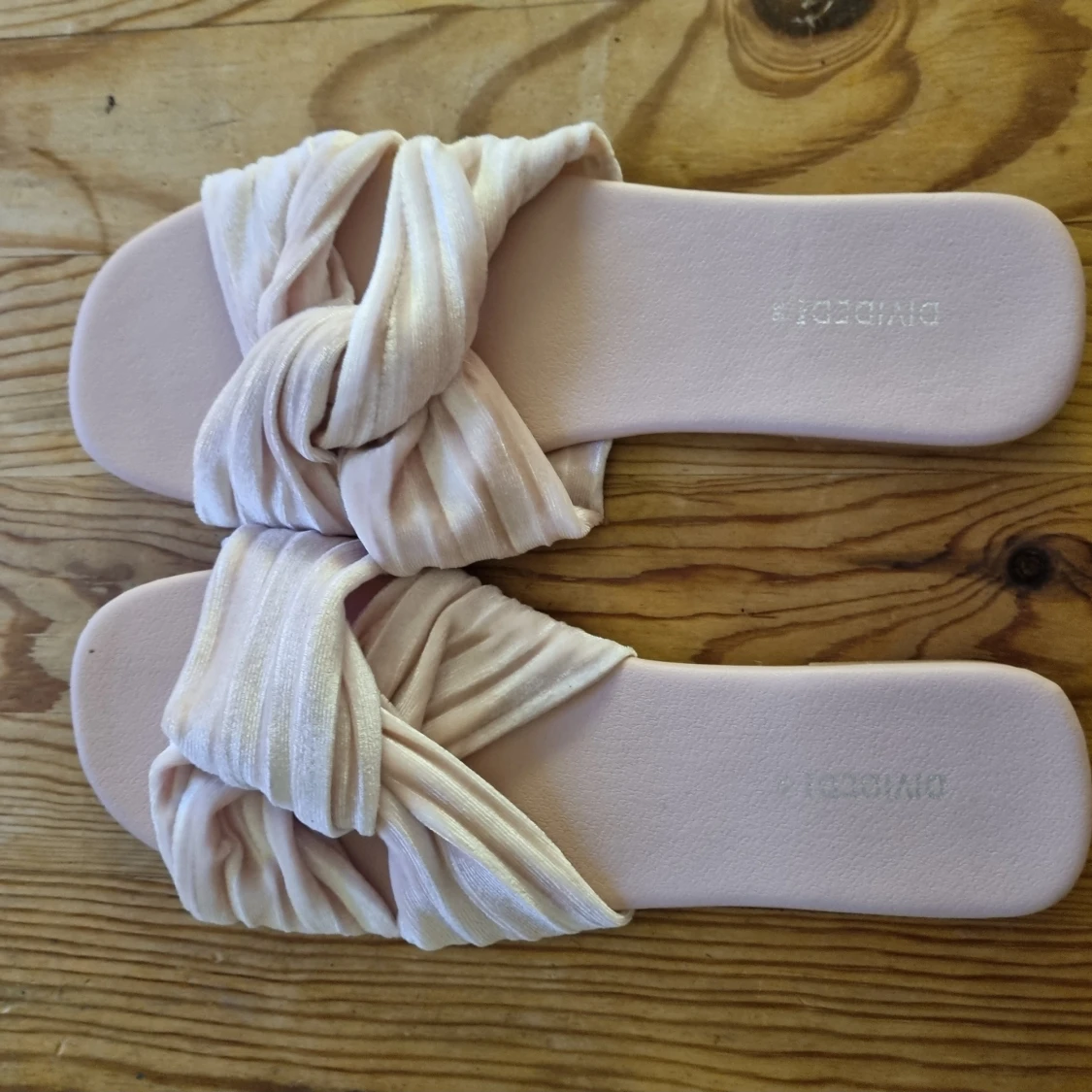 Ljusrosa sandaler från Divided