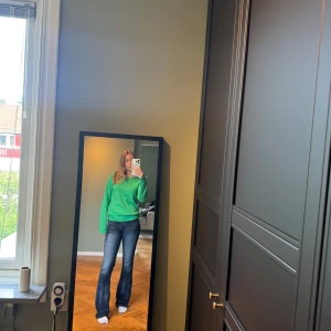 Grön stickad tröja med rund hals - Snygg grön stickad tröja med rund hals och långa ärmar. Modellen är klassisk och har en normal passform som sitter skönt. Perfekt att matcha med jeans eller kjol för en chill look. Färgen är klargrön och materialet känns mjukt mot huden.