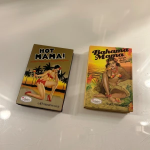 theBalm Hot Mama rouge & Bahama Mama bronzer - Säljer två sminkprodukter från theBalm: Hot Mama rouge i en varm persikorosa nyans med lätt skimmer och Bahama Mama bronzer i en matt, neutral brun ton. Båda kommer i retro-inspirerade pappförpackningar med spegel i locket.