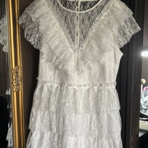 Vit klänning - Säljer denna fina vita klänning ifrån bubbelroom . Hade den som student klänning så den är använd bara en gång ! Den är även nytvättad efter studenten! Är i st M och säljer den för 350kr+frakt ny pris 899kr