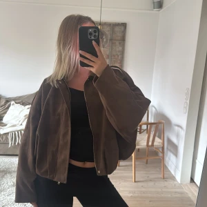 Brun mocka bomberjacka oversized - Populära Zara jackan, oanvänd med prislapp på! 🤍