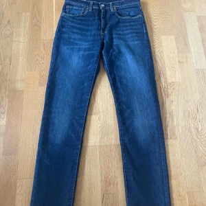 Levi's 502 jeans - Säljer ett par klassiska Levi's 502or. Storlek W31 L34 i snygg mörkare denim, perfekt för höst/vinter och knappt använda. Övriga frågor eller fler bilder, tveka inte på att höra av dig!Paketpris med mina andra jeans går att lösa!