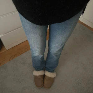 Jeans - Så snygga Ltb jeans! Lågmidjade, de är sydda längre nere vid benen. Jag vet inte exakt vilken storlek men jag skulle säga att de sitter som en 36🥰 Skriv för fler bilder eller vid frågor