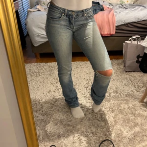 Ljusblå Levis jeans - Säljer mina jätte fina ljusblå Levis jeans med klassisk femficksdesign och slitning på ena knät. Säljer dom för att jag inte använder dom längre.