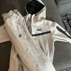  Nike tech - Titta min profil om ni vill köpa var för sig annars om man vill köpa båda blir det billigare! SKEIV OM NI UNDRAR NÅGOT😜! Postar samma dag!🥰