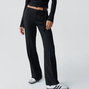 Svarta vida kostymbyxor - Köpta för nån månad sen men ej kunnat använda pågrund av att jag gått ner i vikt.