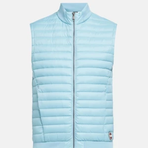 Ljusblå dunväst från Colmar - Snygg ljusblå dunväst från Colmar med quiltad design och hög krage. Västen har dragkedja framtill och en liten logotyp på vänster sida. Perfekt att slänga över en hoodie eller tröja för extra värme. Strl 48/Medium