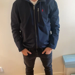 Ralph lauren windbreaker  - Tja säljer denna goa Raulph Lauren windbreaker jacka. Rabatt om snabb affär 