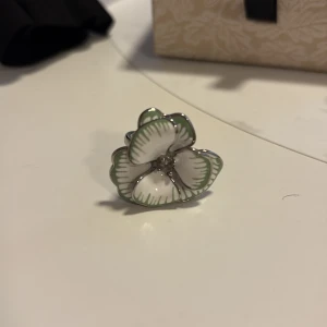 Ioaku ring Santorini fleur matcha silver - Säljer min silvriga Santorini fleur ring ifrån ioaku i storlek 7. Jag säljer den på grund av att den är för stor, aldrig använd. Nypris 699.
