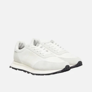 Vita sneakers från Philippe Model - Stilrena vita sneakers från Philippe Model med ovandel i skinn och mocka, svarta gummisulor och klassisk snörning. Snygg minimalistisk design med diskret logga på hälen och tungan. Perfekta för dig som gillar en clean look och vill ha bekväma skor till vardags. SPRILLANS NYA! Finns i storlek: 44 och 45