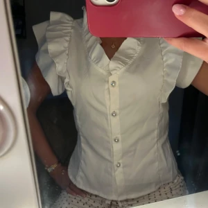 Vit blus  - Så fin vit blus/shorta, storlek s💕